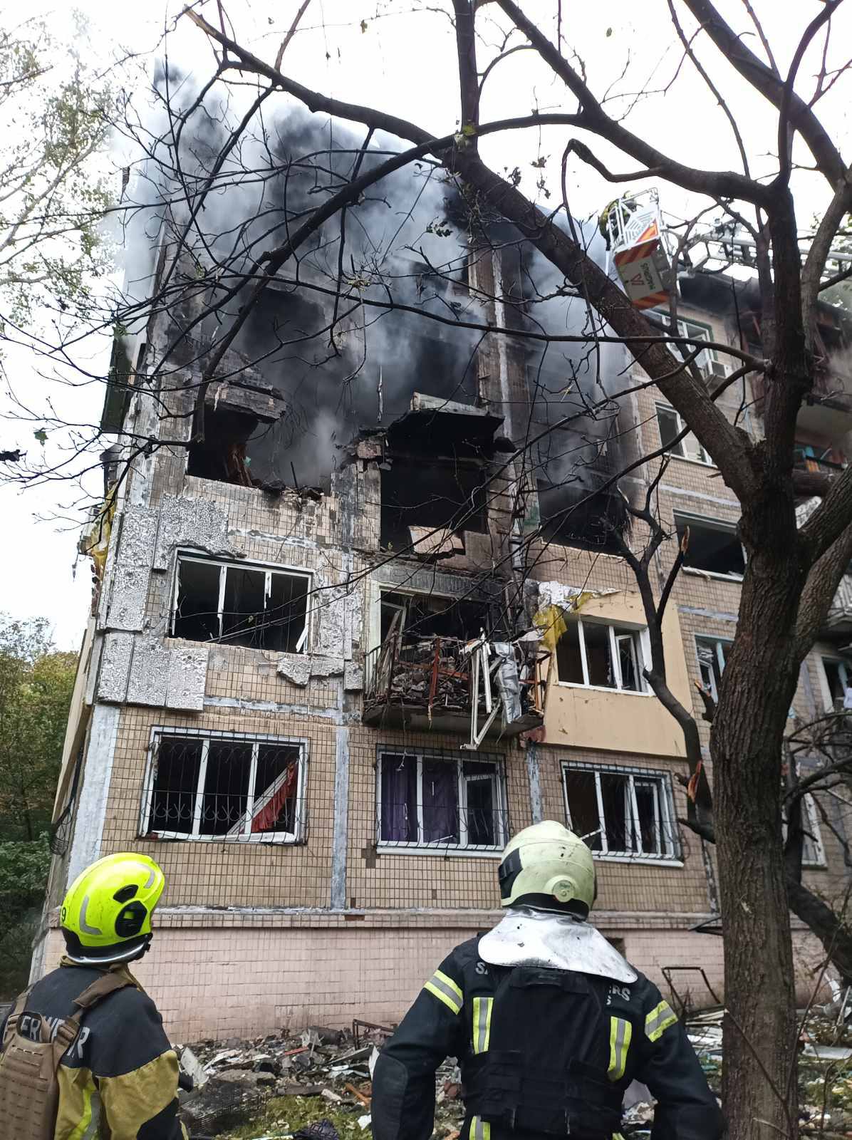 У Києві триває ліквідація наслідків масованої атаки ворога - фото 4