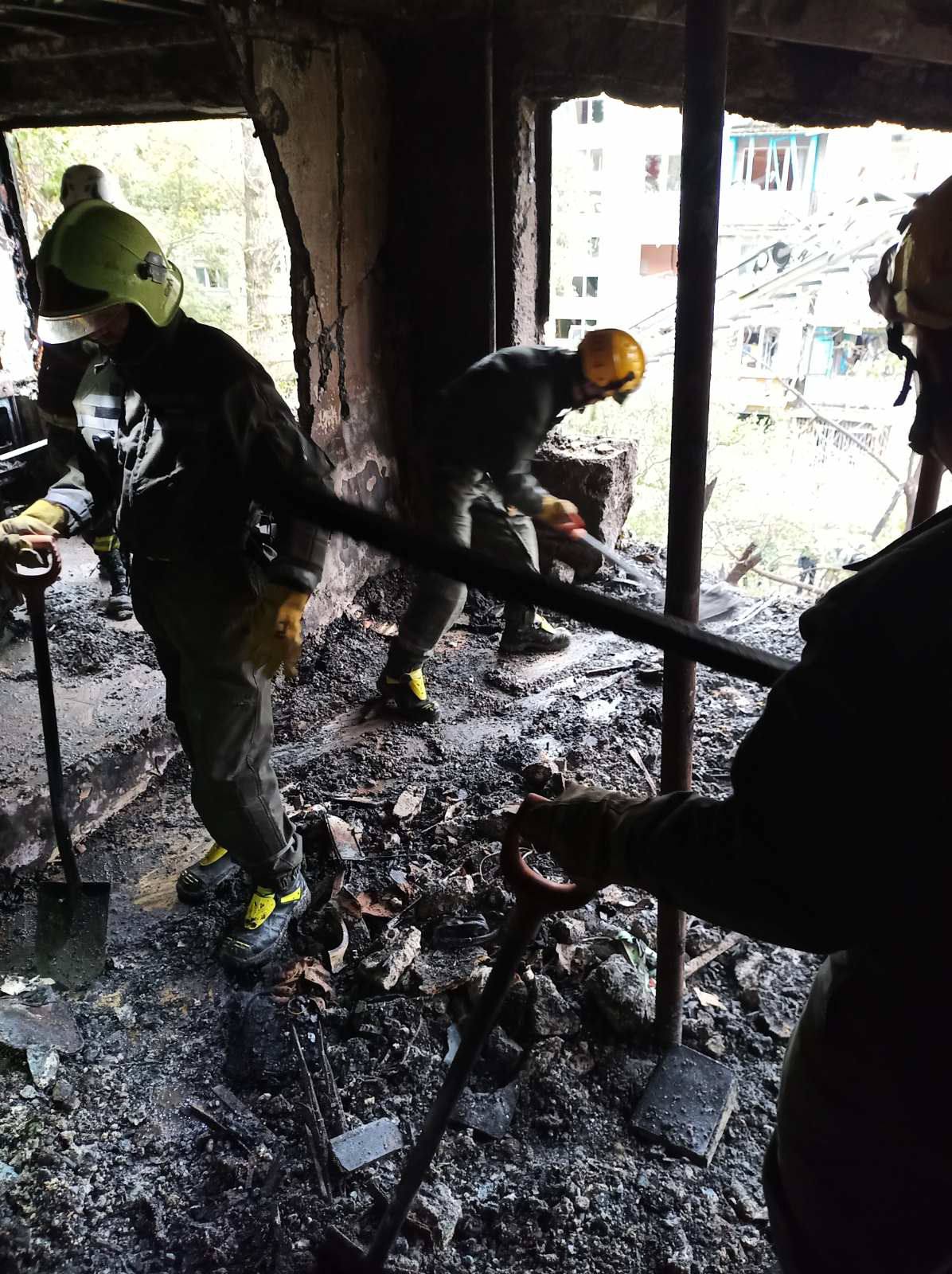 У Києві триває ліквідація наслідків масованої атаки ворога - фото 2