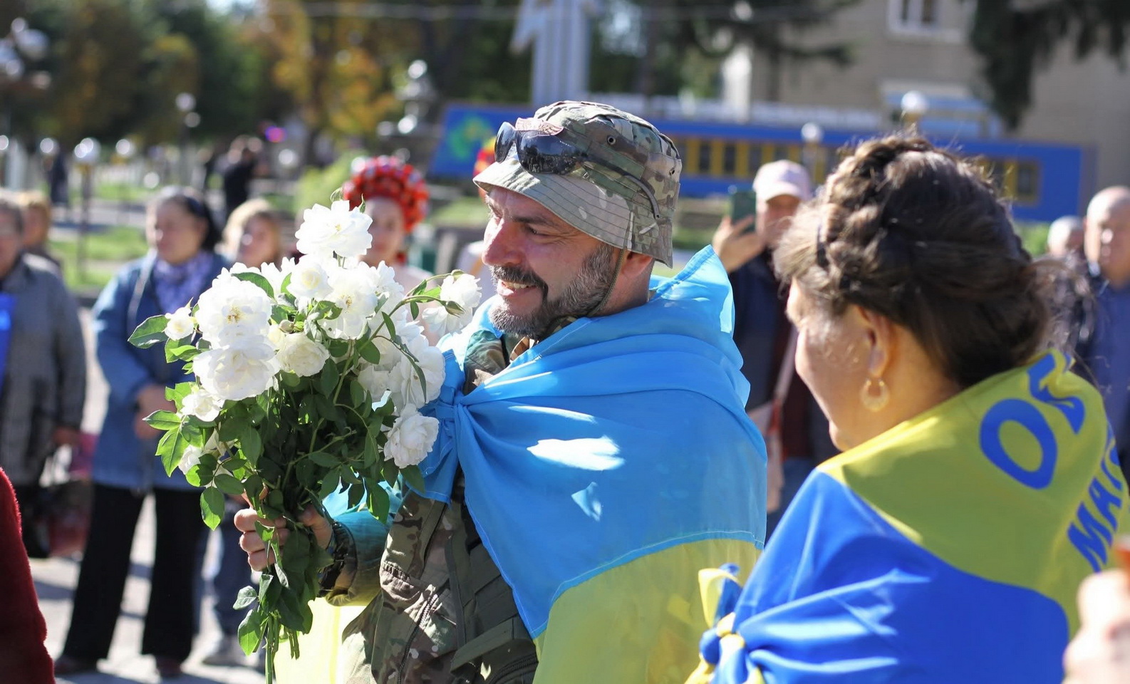 Усією громадою на Вінниччині зустрічали звільненого з полону десантника