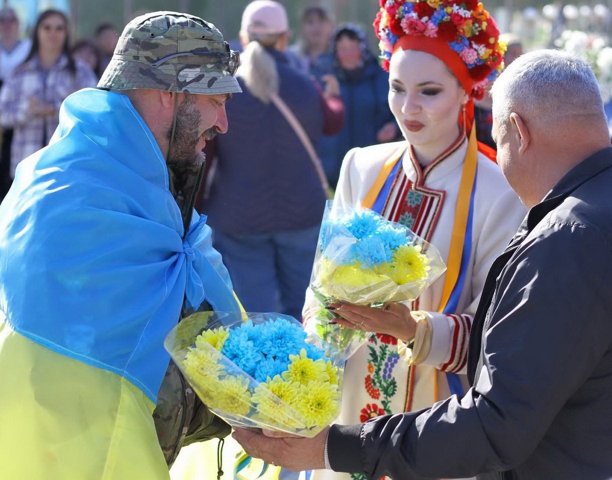 Усією громадою на Вінниччині зустрічали звільненого з полону десантника - фото 3