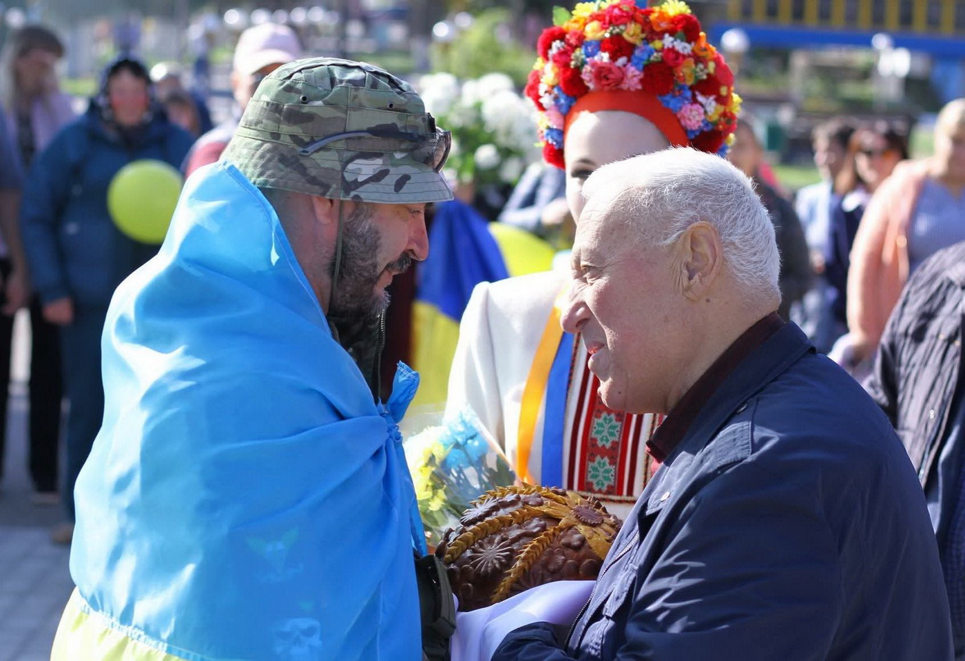 Усією громадою на Вінниччині зустрічали звільненого з полону десантника - фото 5