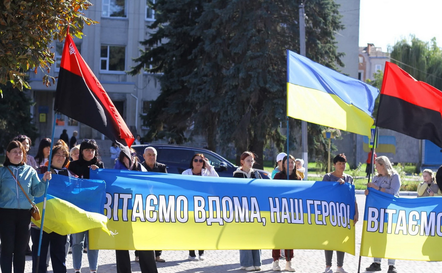 Усією громадою на Вінниччині зустрічали звільненого з полону десантника - фото 7