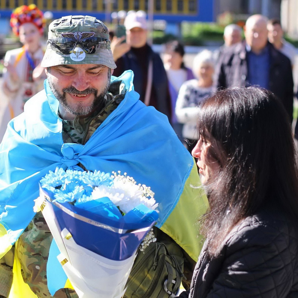 Усією громадою на Вінниччині зустрічали звільненого з полону десантника - фото 8