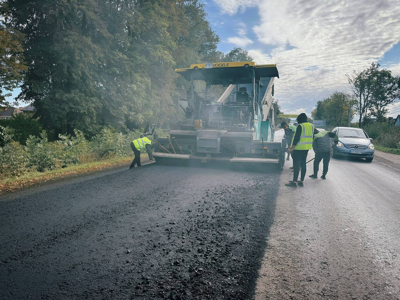 На Прикарпатті ремонтують дорогу національного значення