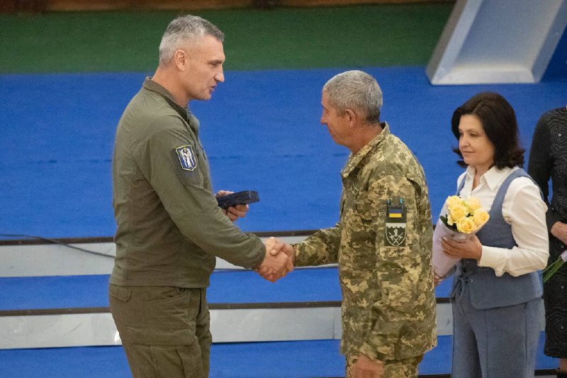 Кличко вручив понад 70 відзнак київським освітянам напередодні професійного свята - фото 2