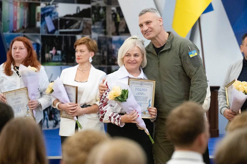 Кличко вручив понад 70 відзнак київським освітянам напередодні професійного свята