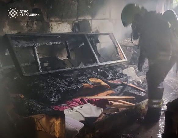 У Черкасах на пожежі вогнеборці врятували песика Ріккі