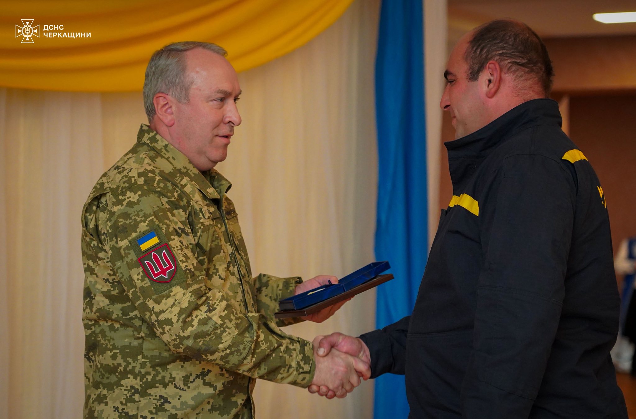 Трьох співробітників ДСНС Черкащини відзначили почесними нагородами