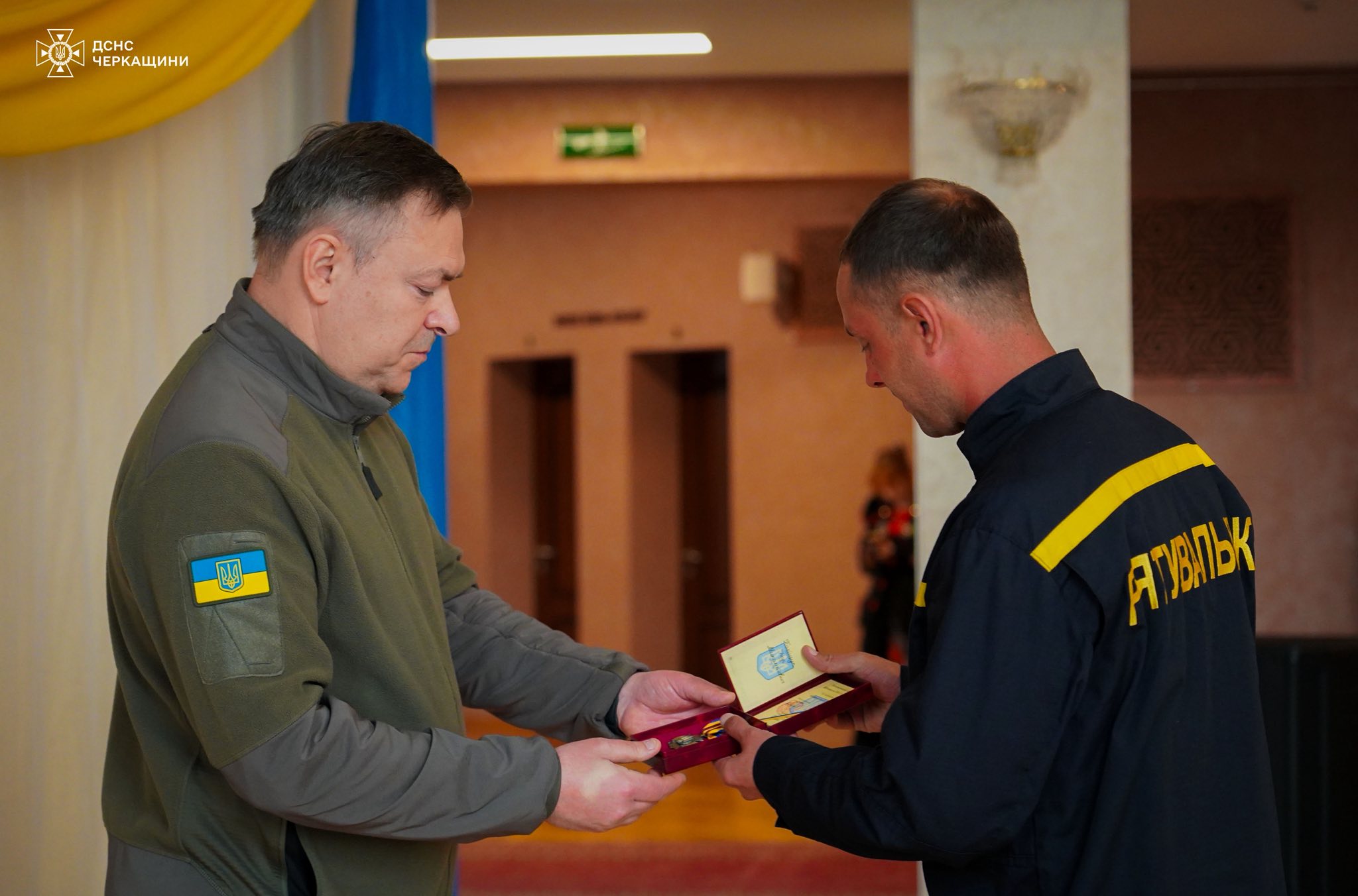 Трьох співробітників ДСНС Черкащини відзначили почесними нагородами - фото 2