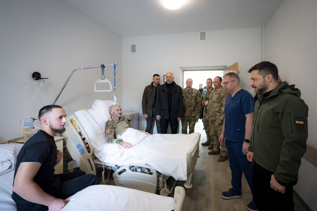 Зеленський зустрівся з пораненими воїнами та привітав їх із Днем захисників і захисниць України