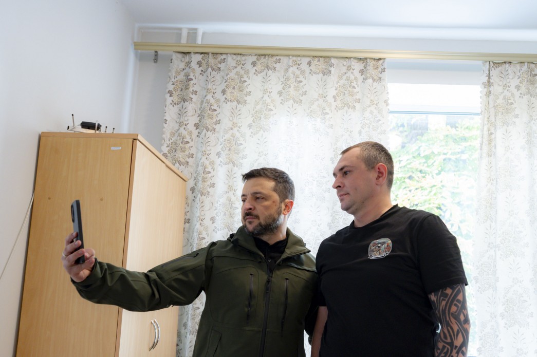 Зеленський зустрівся з пораненими воїнами та привітав їх із Днем захисників і захисниць України - фото 3