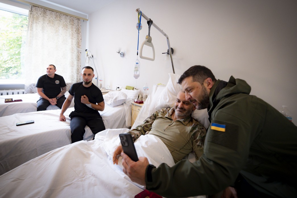 Зеленський зустрівся з пораненими воїнами та привітав їх із Днем захисників і захисниць України - фото 4