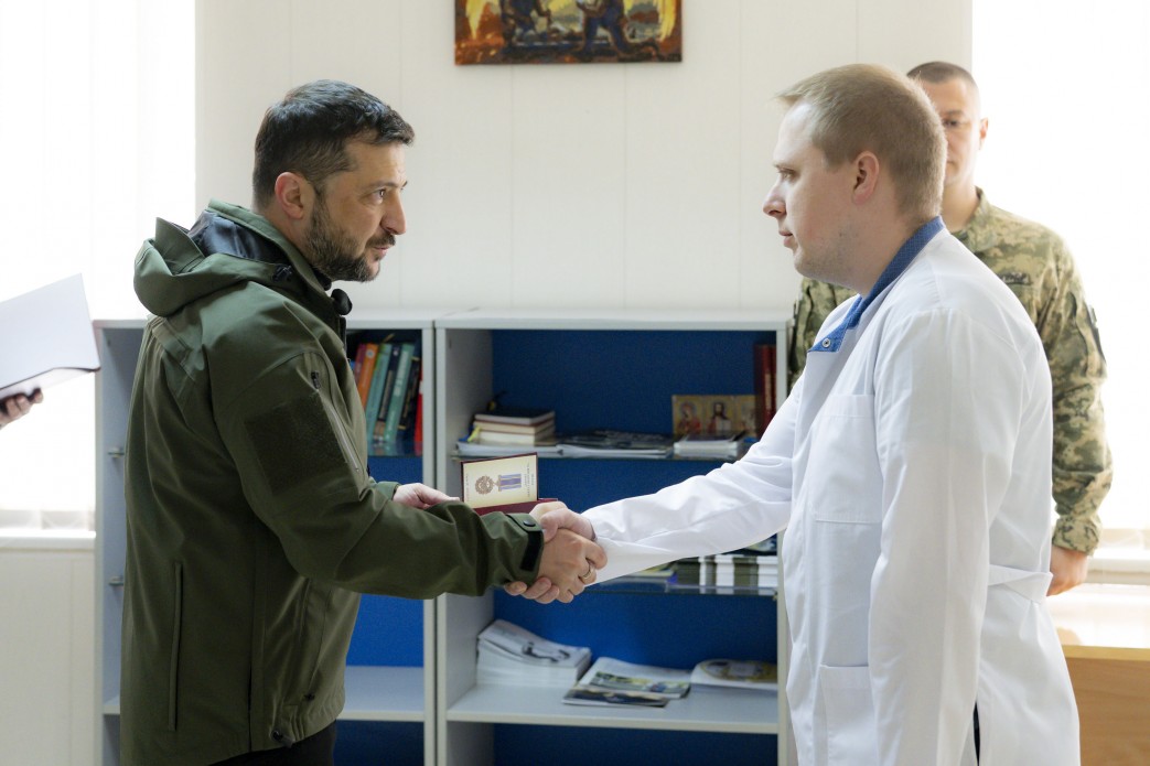 Зеленський зустрівся з пораненими воїнами та привітав їх із Днем захисників і захисниць України - фото 6