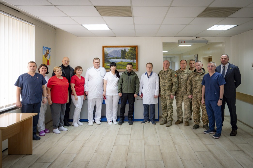 Зеленський зустрівся з пораненими воїнами та привітав їх із Днем захисників і захисниць України - фото 7