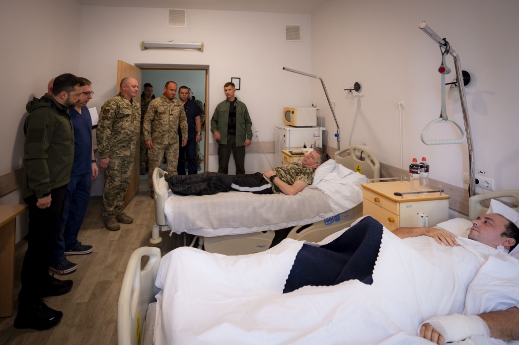 Зеленський зустрівся з пораненими воїнами та привітав їх із Днем захисників і захисниць України - фото 9