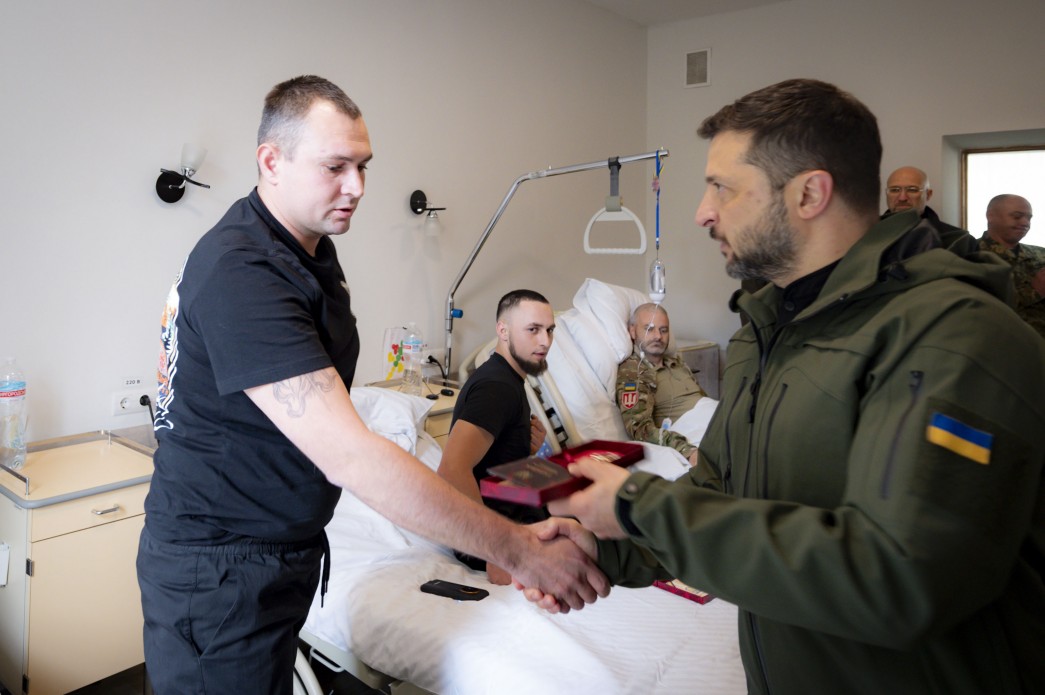 Зеленський зустрівся з пораненими воїнами та привітав їх із Днем захисників і захисниць України - фото 12