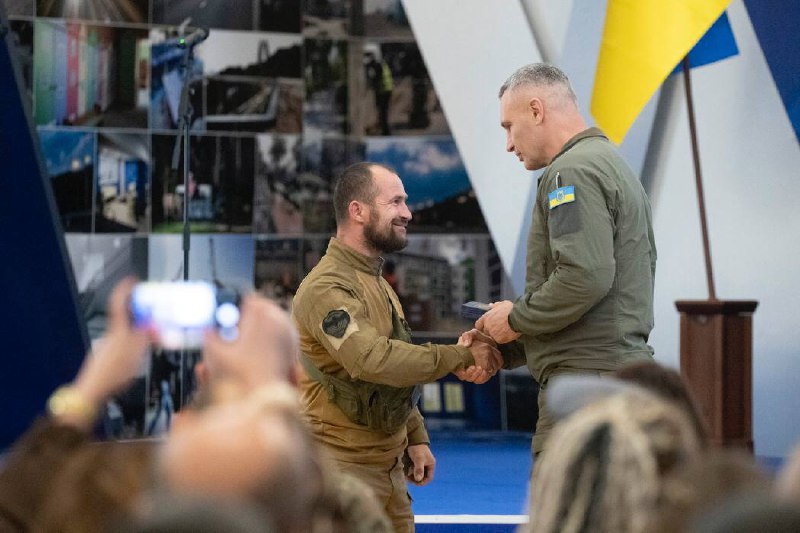 Кличко нагородив киян-захисників відзнаками міста