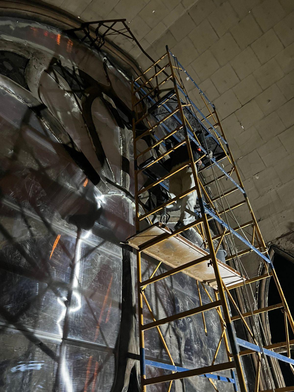 Парафія костелу св. Миколая самотужки закрила дах і вікна святині. МКСК не допомогло - фото 4