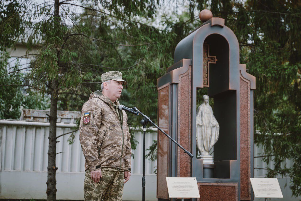 На території «Черкасиобленерго» встановили скульптуру Божої Матері - фото 2