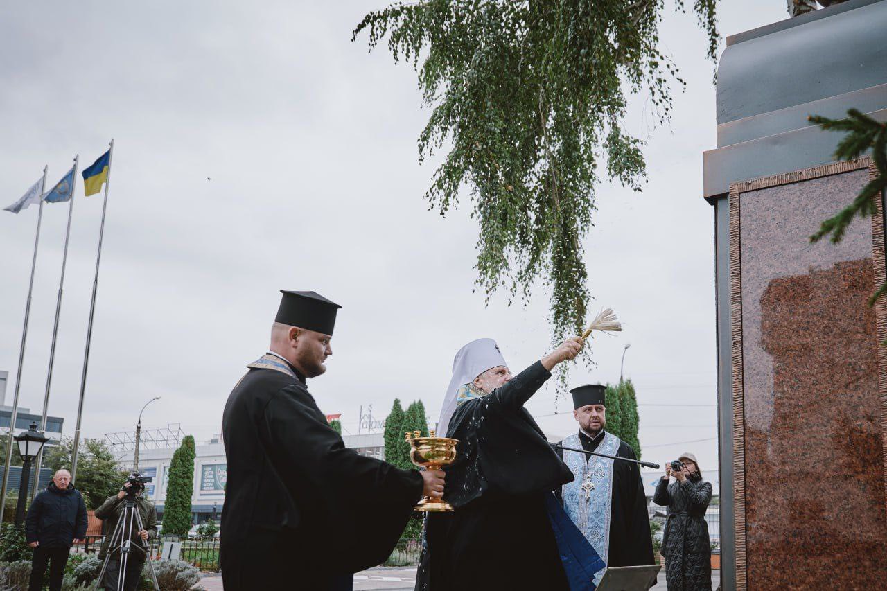 На території «Черкасиобленерго» встановили скульптуру Божої Матері - фото 4