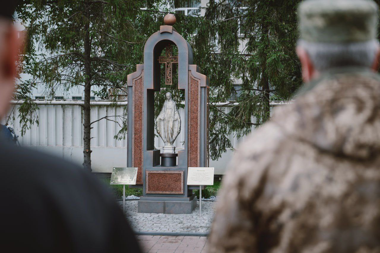 На території «Черкасиобленерго» встановили скульптуру Божої Матері - фото 5