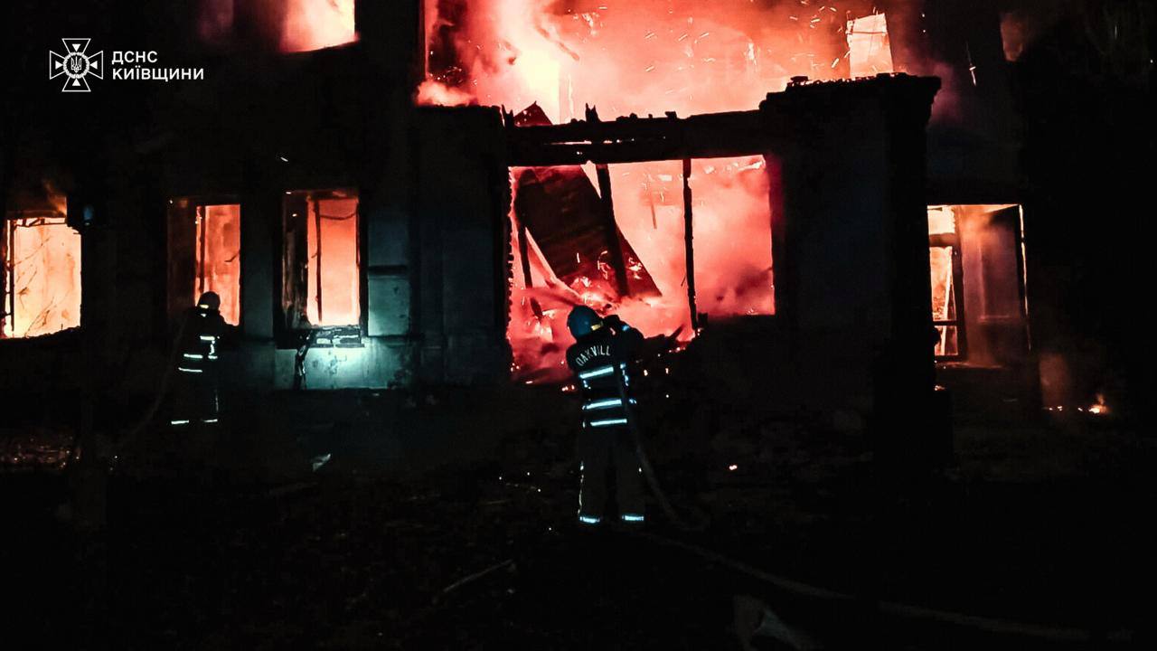 Внаслідок ворожого обстрілу на Київщині виникла пожежа