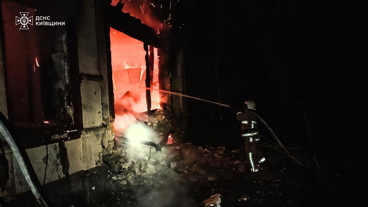 Внаслідок ворожого обстрілу на Київщині виникла пожежа - фото 2