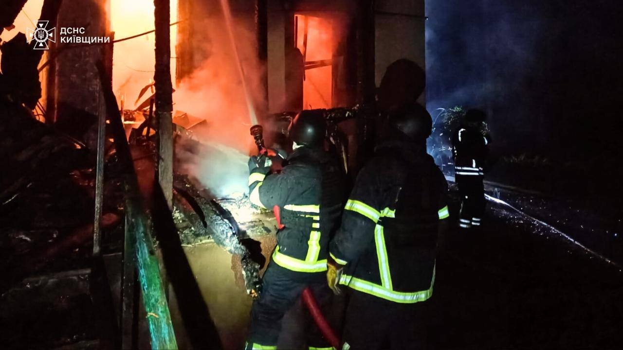 Внаслідок ворожого обстрілу на Київщині виникла пожежа - фото 3
