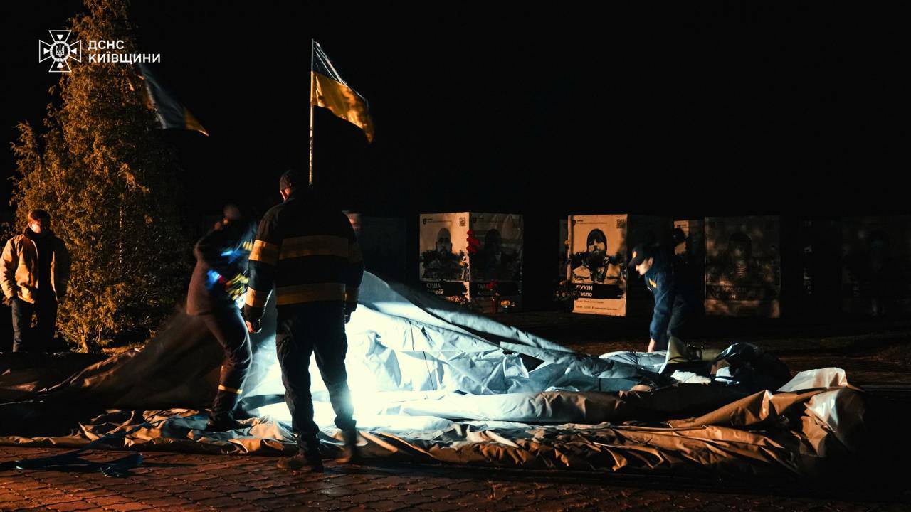 Ситуація у Славутичі: рятувальники розгорнули пневмокаркасні намети - фото 4