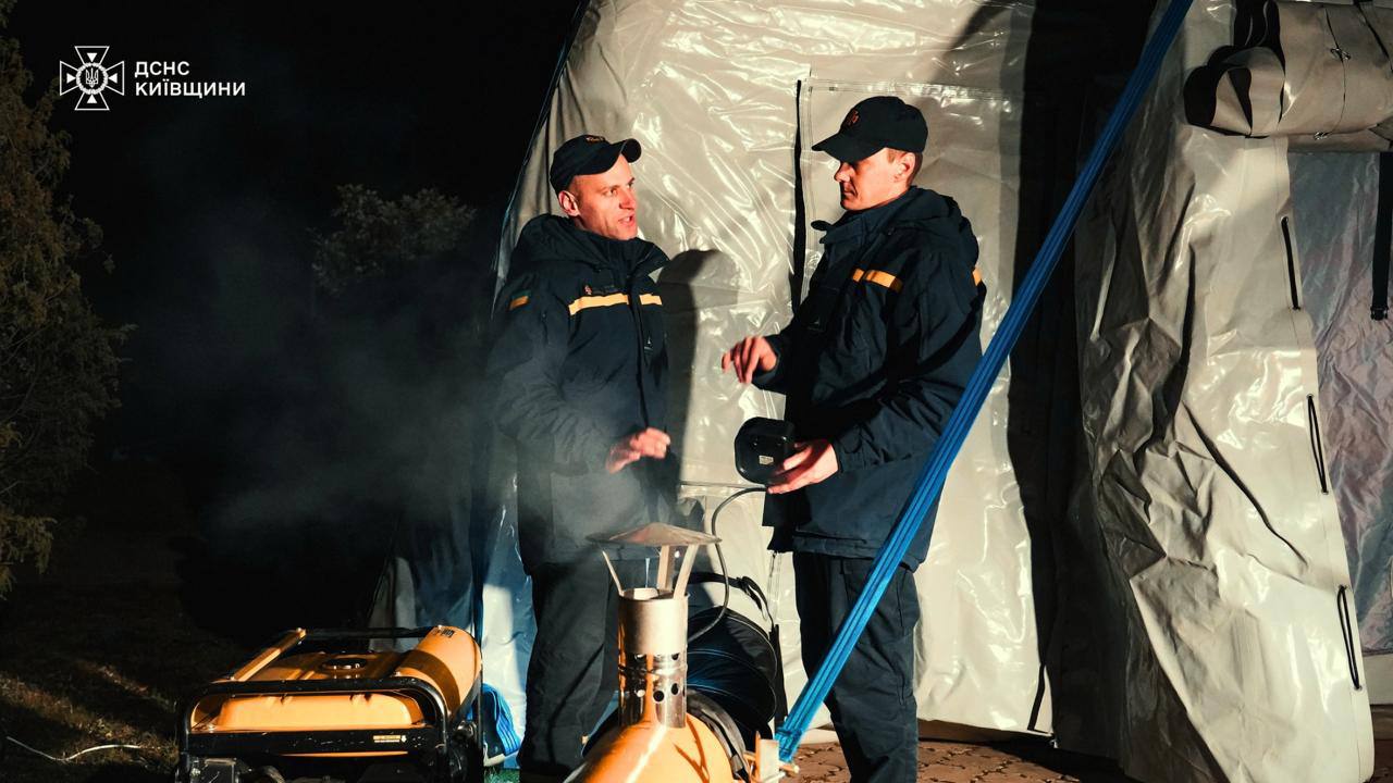 Ситуація у Славутичі: рятувальники розгорнули пневмокаркасні намети - фото 5