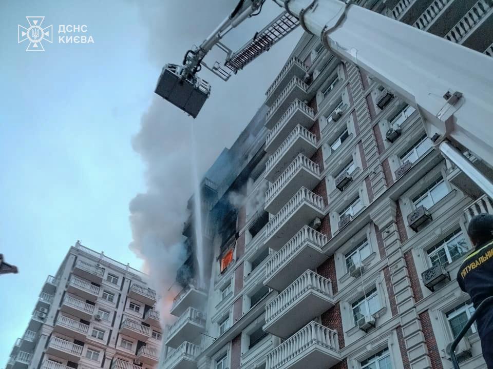 У Києві під час пожежі в багатоповерхівці врятували 12 осіб, серед них 2 дітей