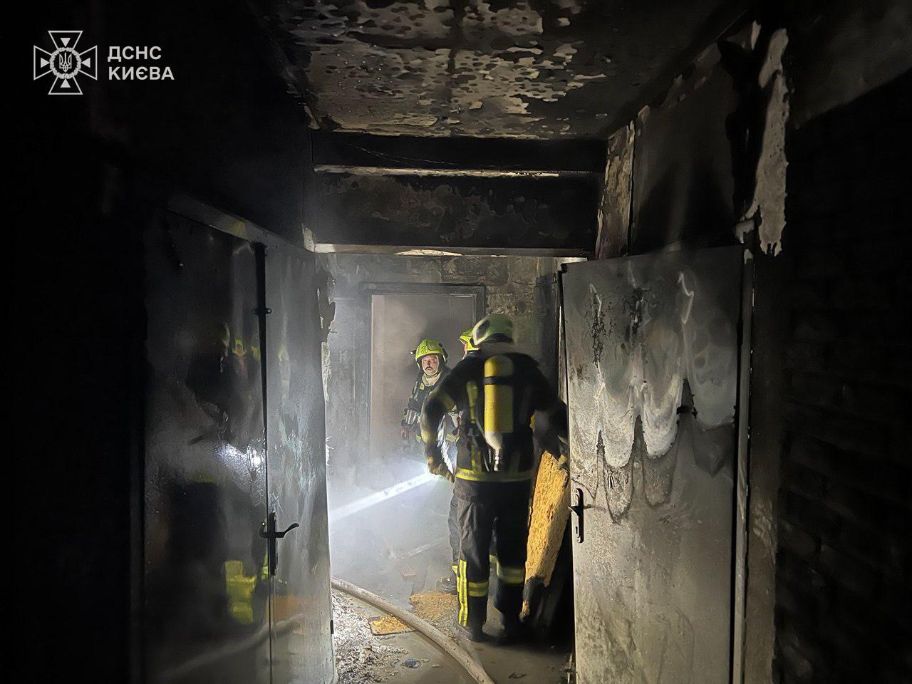У Києві під час пожежі в багатоповерхівці врятували 12 осіб, серед них 2 дітей - фото 2