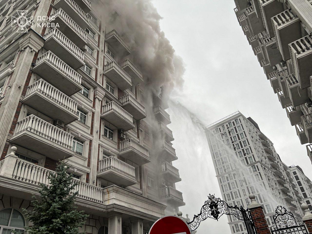 У Києві під час пожежі в багатоповерхівці врятували 12 осіб, серед них 2 дітей - фото 3