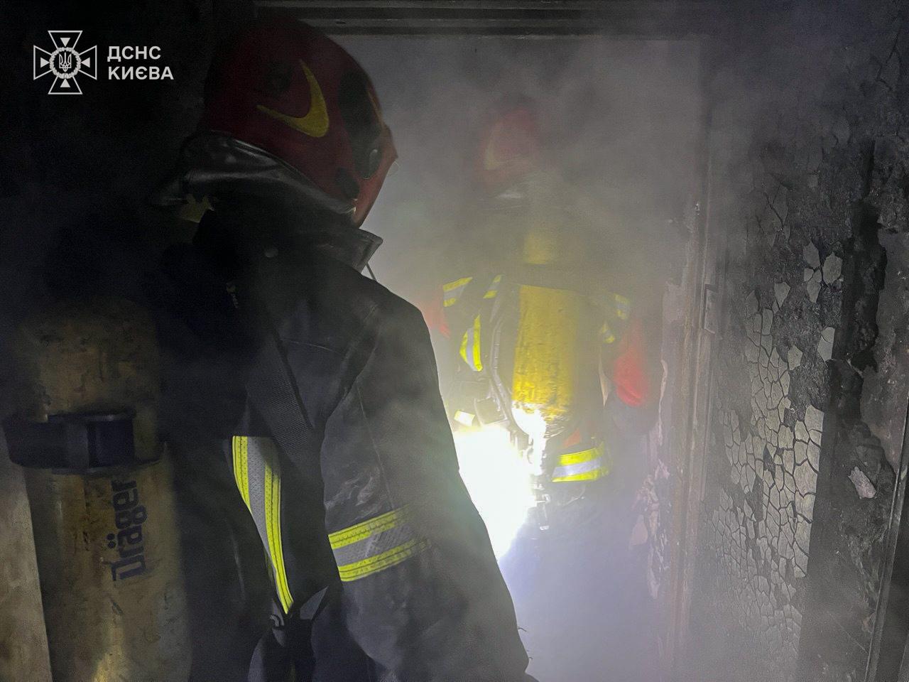У Києві під час пожежі в багатоповерхівці врятували 12 осіб, серед них 2 дітей - фото 4