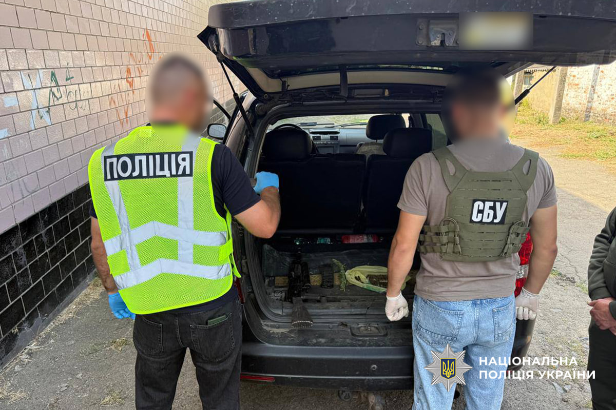 На Звенигородщині поліцейські затримали ділка, який збував зброю та наркотики