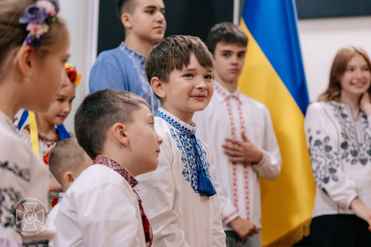 Малюки для Малюка: діти-читачі Національної бібліотеки вишили для Голови СБУ унікальну сорочку-оберіг - фото 3
