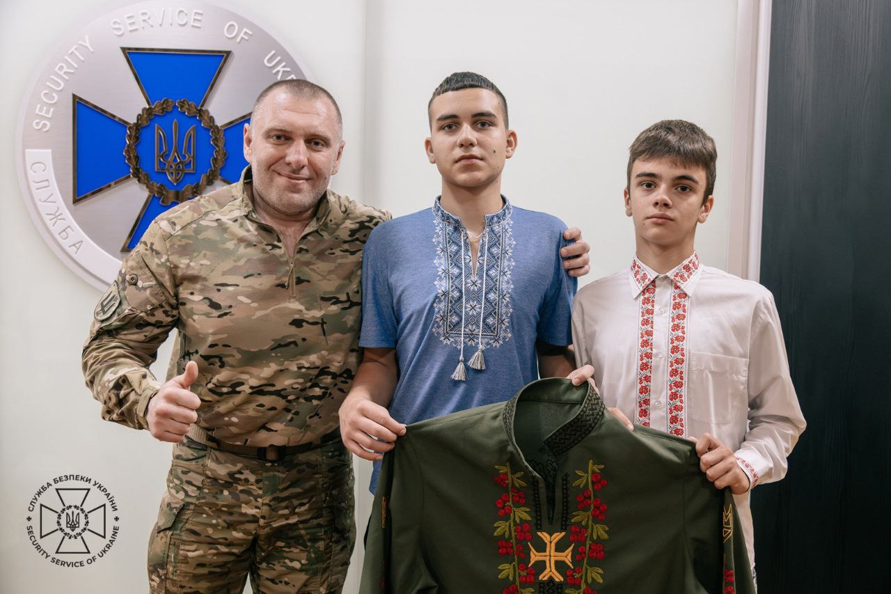 Малюки для Малюка: діти-читачі Національної бібліотеки вишили для Голови СБУ унікальну сорочку-оберіг