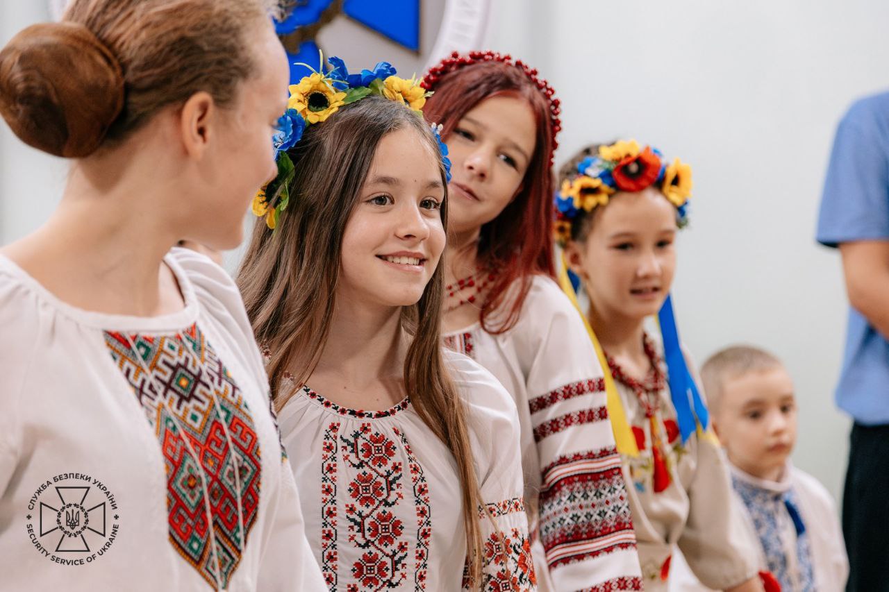Малюки для Малюка: діти-читачі Національної бібліотеки вишили для Голови СБУ унікальну сорочку-оберіг - фото 4