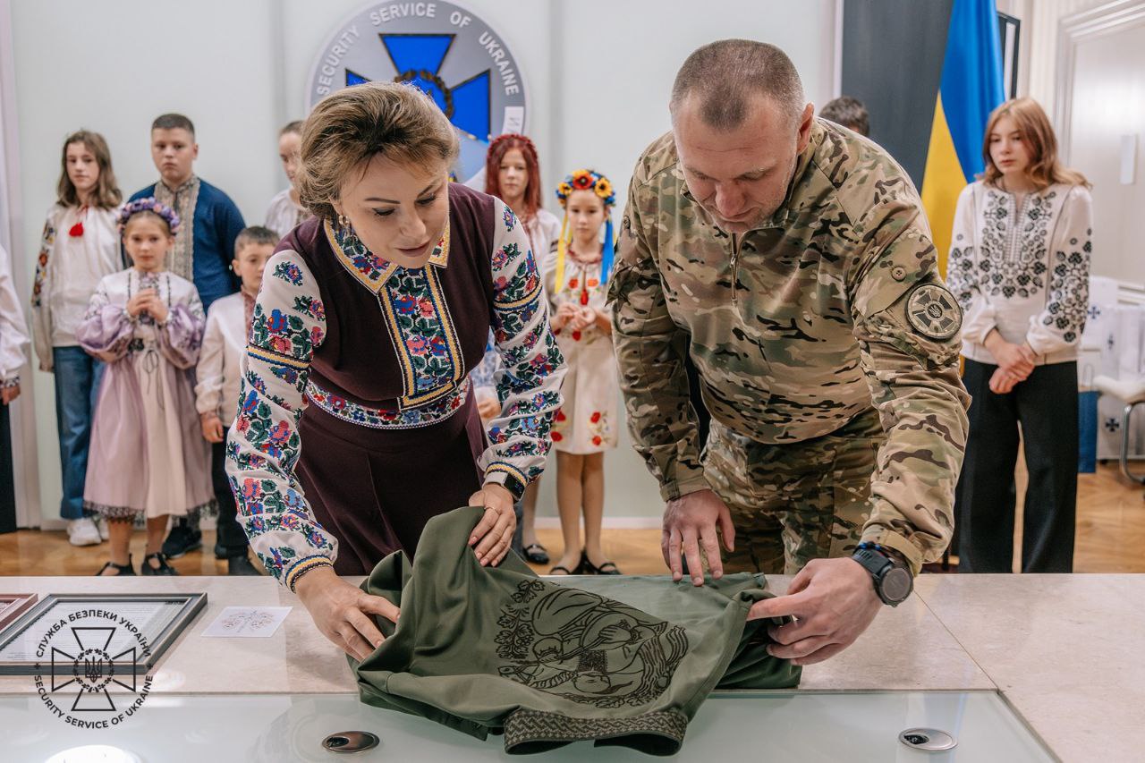 Малюки для Малюка: діти-читачі Національної бібліотеки вишили для Голови СБУ унікальну сорочку-оберіг - фото 2