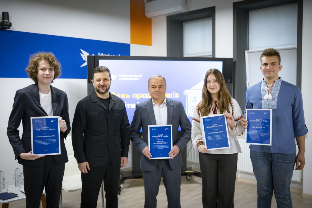 Зеленський привітав освітян із прийдешнім професійним святом