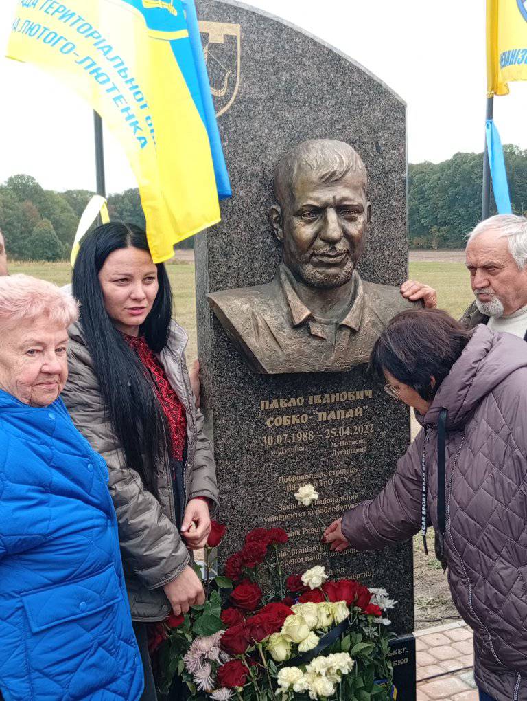 На Черкащині встановили монумент на честь загиблого військового та волонтера «Папая»