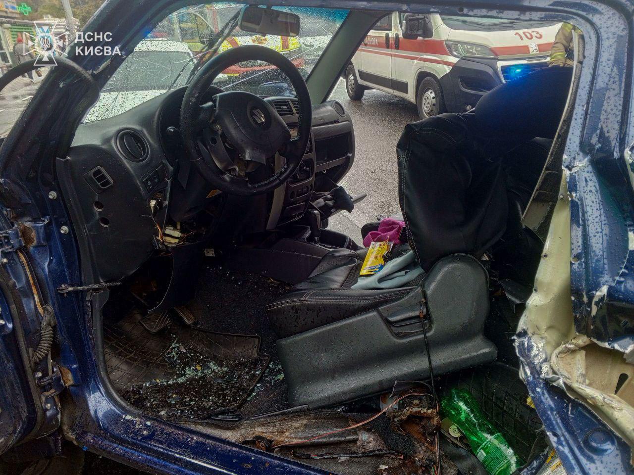 Автотроща у Києві: постраждалих діставали рятувальники