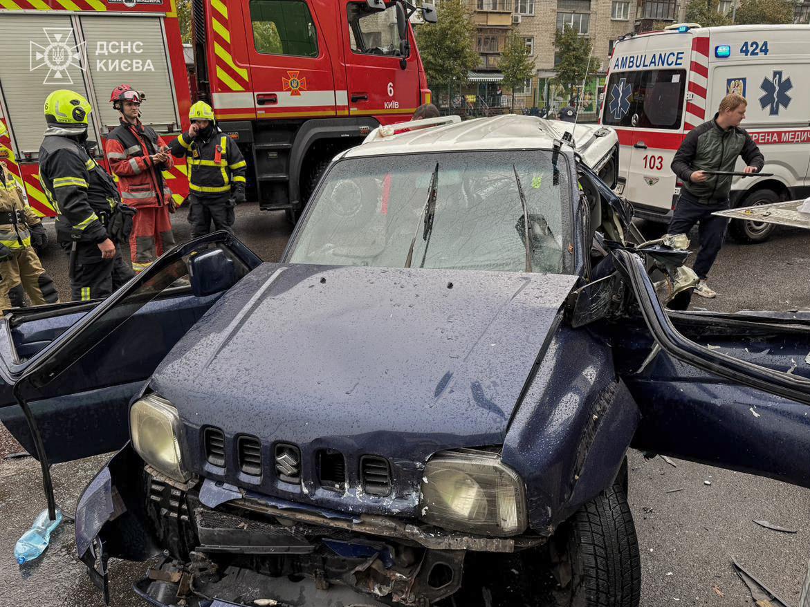 Автотроща у Києві: постраждалих діставали рятувальники - фото 2