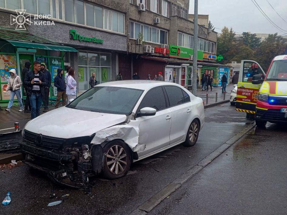 Автотроща у Києві: постраждалих діставали рятувальники - фото 3