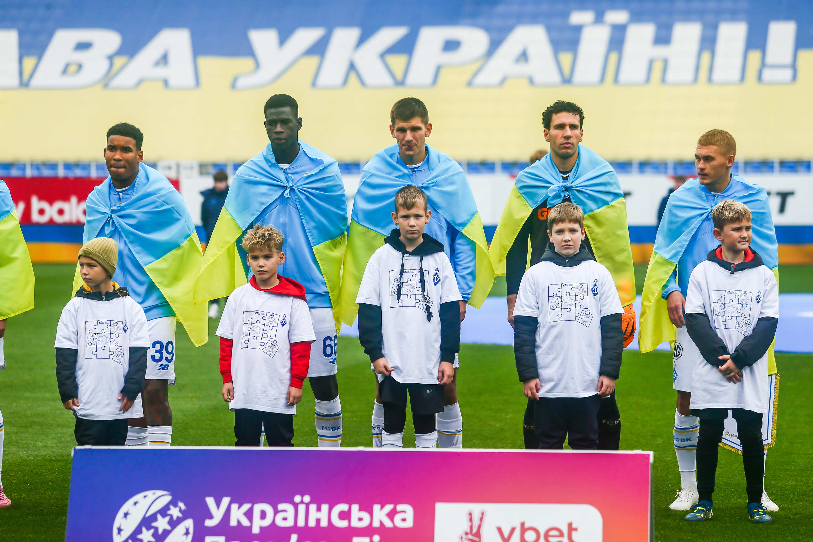 На матч «Динамо»-«Металіст» футболістів на поле вивели діти, яких вдалося повернути з РФ - фото 4