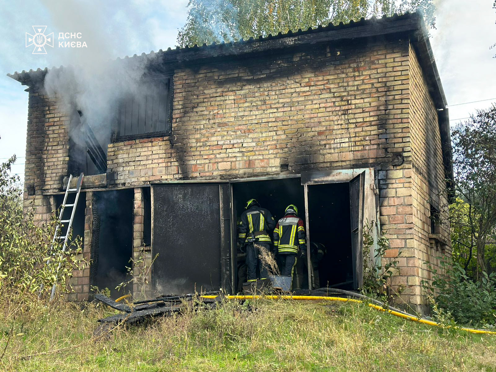 У столиці під час пожежі в приватному будинку загинула людина - фото 3