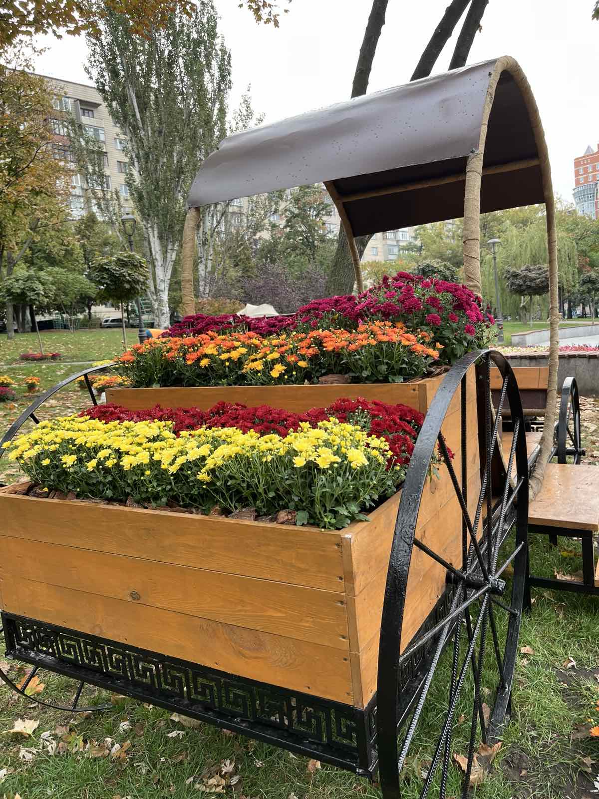 У Києві з’явилася нова квіткова фотозона у формі карети - фото 2