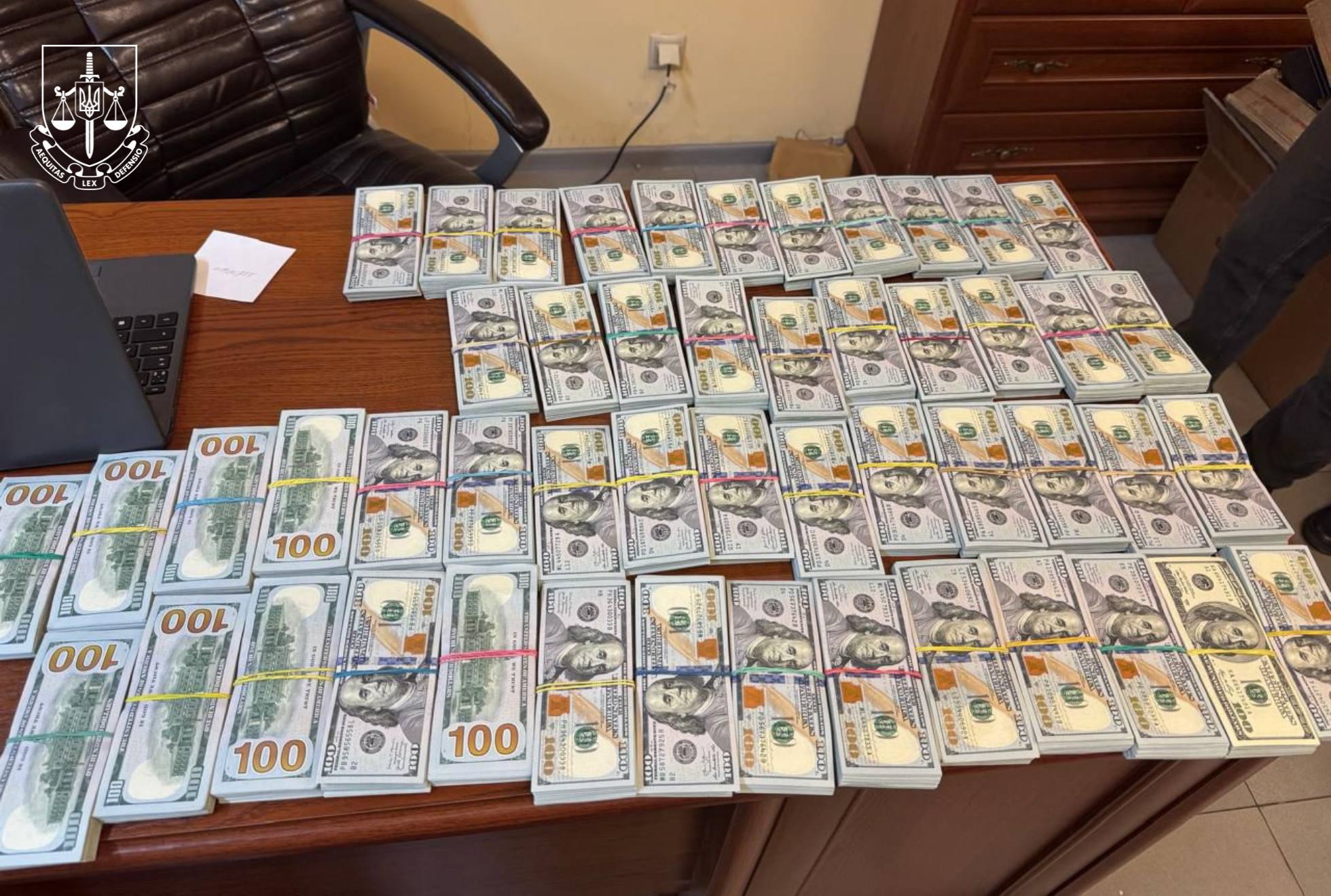 Правоохоронці викрали злочинців, які займались контрабандою елітних годинників - фото 3