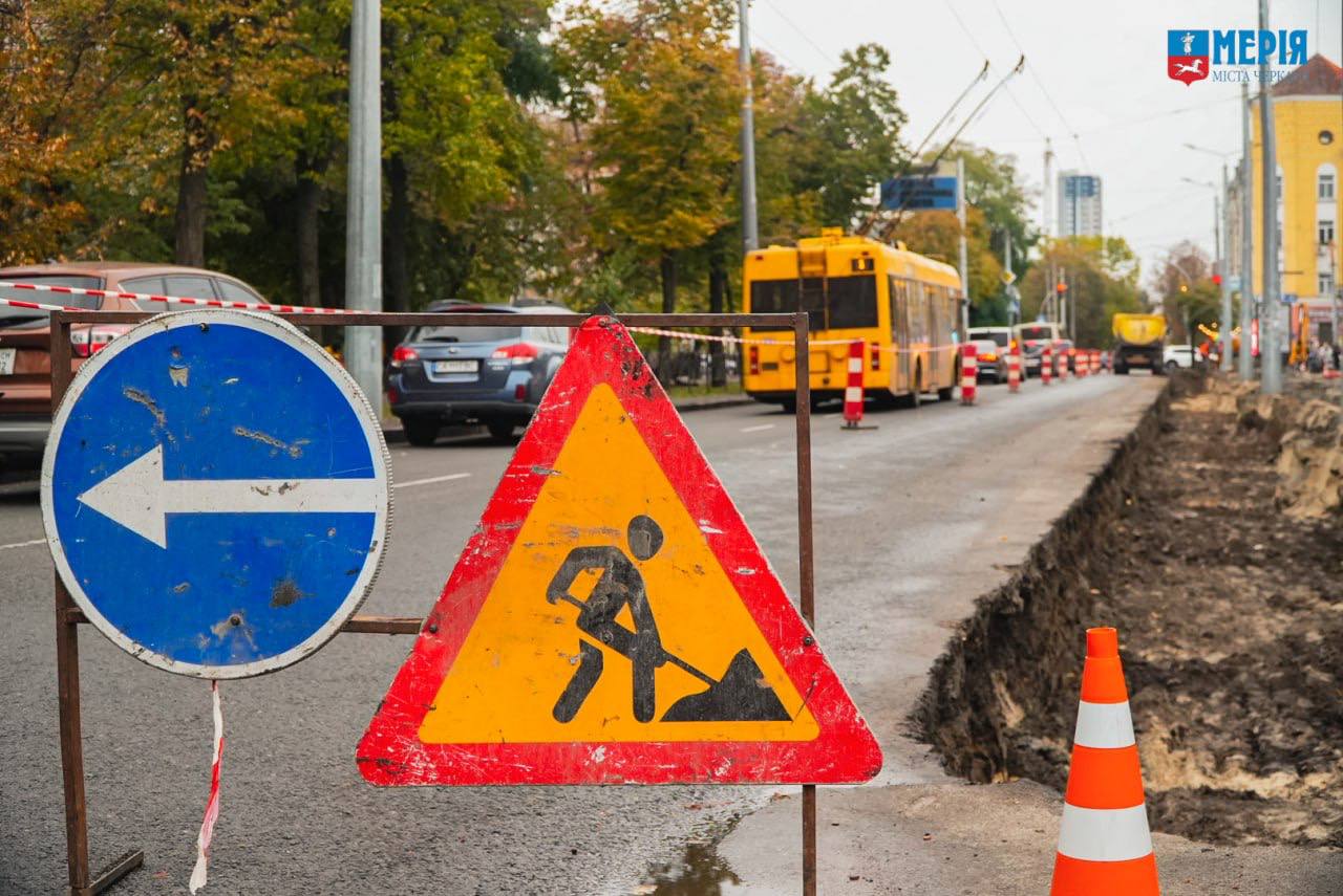 У Черкасах облаштовують «кишені» для громадського транспорту біля Будинку торгівлі