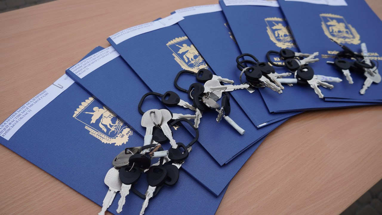 Шість громад Київщини отримали нові шкільні автобуси